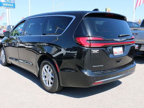 Used 2023 Chrysler Pacifica Touring-L FWD image 7
