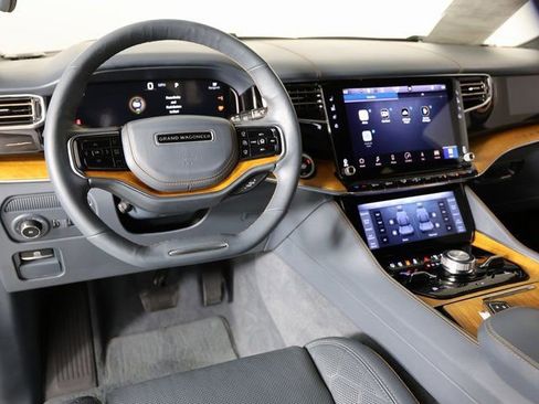 Used 2022 Jeep Grand Wagoneer Series III image 12