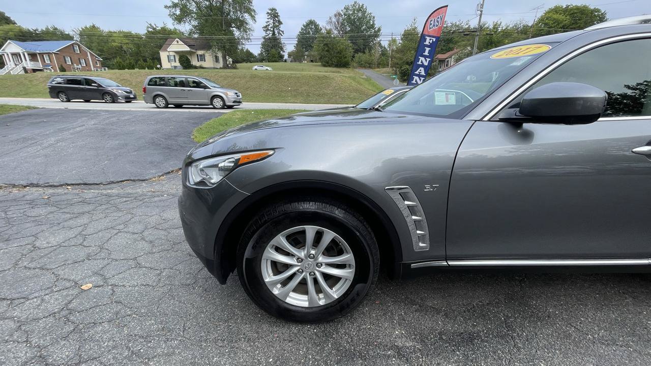 Used 2017 INFINITI QX70 AWD w/ Premium Package image 2