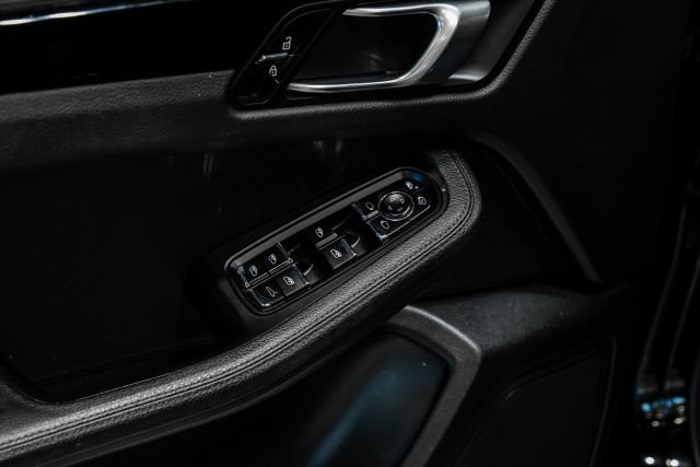 Used 2020 Porsche Macan AWD/4WD image 40
