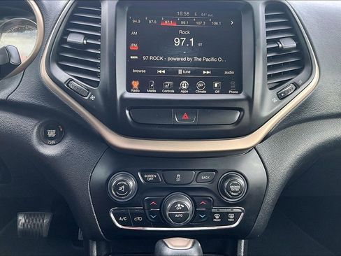 Used 2017 Jeep Cherokee Limited image 30