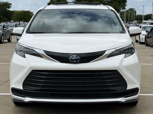 Used 2024 Toyota Sienna LE w/ LE Plus Package FWD image 8