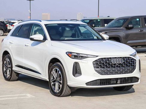 Used 2025 Audi Q5 Premium w/ Convenience Package image 3