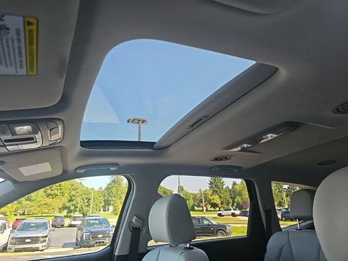 Used 2025 Kia Telluride S FWD image 11