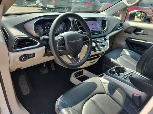 Used 2023 Chrysler Pacifica Touring-L FWD image 19
