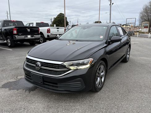 Used 2023 Volkswagen Jetta SE image 2