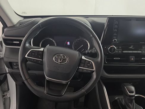Used 2022 Toyota Highlander XLE AWD/4WD image 13