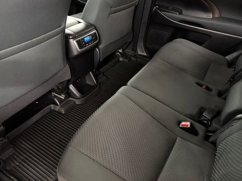 Used 2019 Toyota Highlander LE AWD/4WD image 4