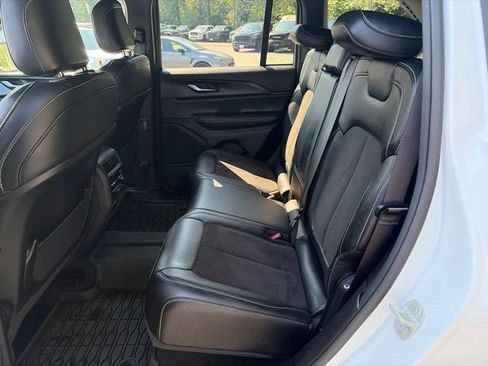 Used 2023 Jeep Grand Cherokee Altitude AWD/4WD image 13
