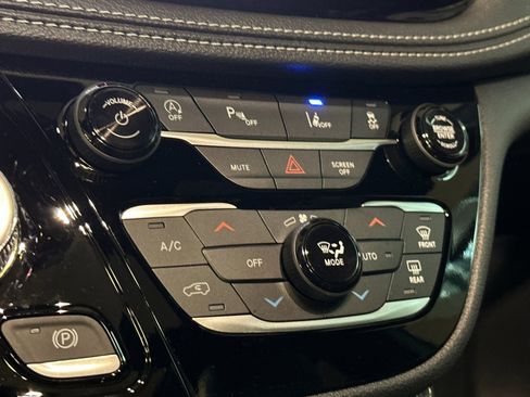 New 2026 Chrysler Pacifica Limited w/ Uconnect Theater Family Group image 22