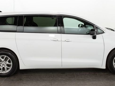 Used 2025 Chrysler Pacifica Select FWD image 15