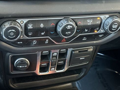 Used 2025 Jeep Wrangler Unlimited Sahara AWD/4WD image 20
