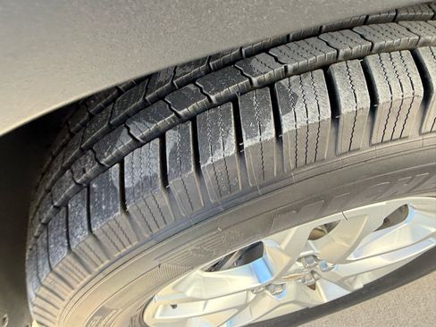 Used 2019 Chevrolet Traverse LT image 8