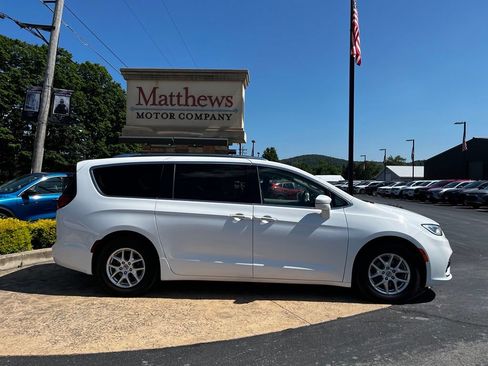 Used 2021 Chrysler Pacifica Touring-L FWD image 4