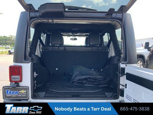 Used 2018 Jeep Wrangler Unlimited Rubicon w/ Connectivity Group AWD/4WD image 17