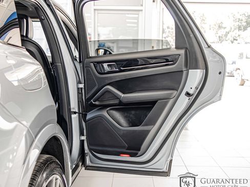 Used 2023 Porsche Cayenne w/ Premium Package AWD/4WD image 39