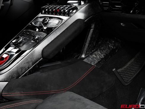 Used 2018 Lamborghini Huracan Performante image 40