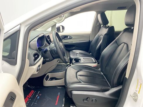 Used 2023 Chrysler Pacifica Touring-L FWD image 14