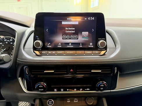 Used 2022 Nissan Rogue SV image 15