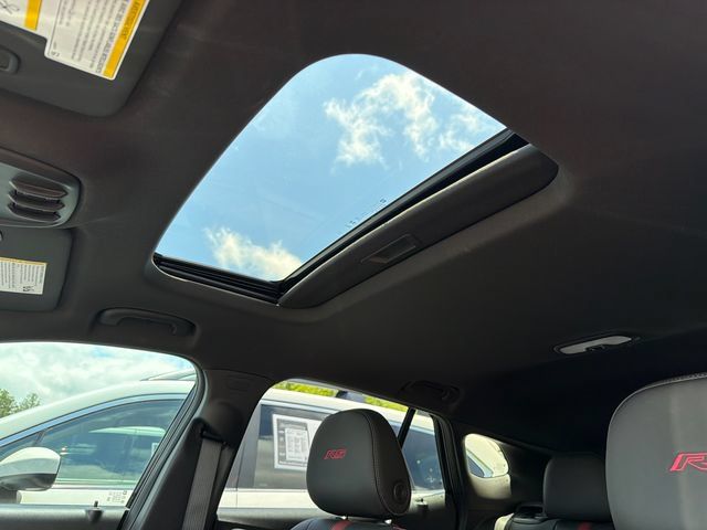 Used 2025 Chevrolet Trax RS w/ Sunroof Package FWD image 32
