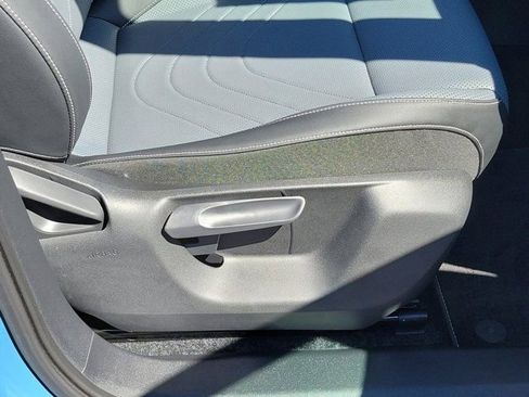 Certified 2025 Volkswagen Tiguan SE image 7