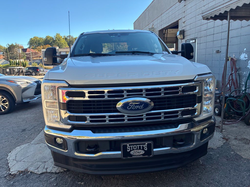 Used 2023 Ford F350 XLT AWD/4WD image 3