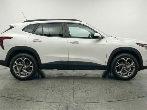 Used 2025 Chevrolet Trax LT w/ LT Convenience Package FWD image 11