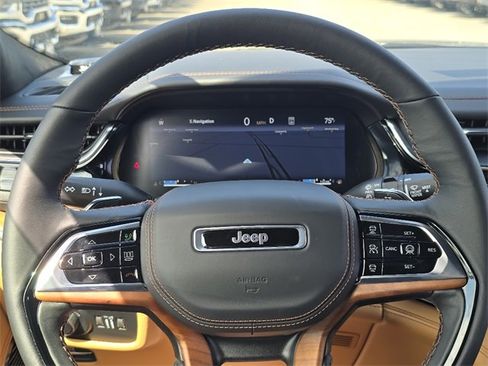 New 2025 Jeep Grand Cherokee Summit image 12