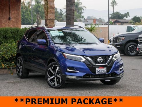 Used 2020 Nissan Rogue Sport SL w/ Premium Package image 2