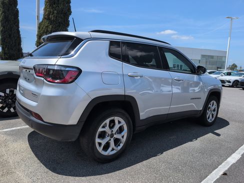 Used 2025 Jeep Compass Latitude AWD/4WD image 2