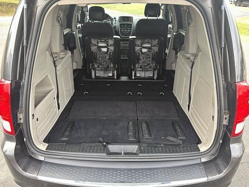 Used 2018 Dodge Grand Caravan SE w/ UConnect Hands-Free Group FWD image 11