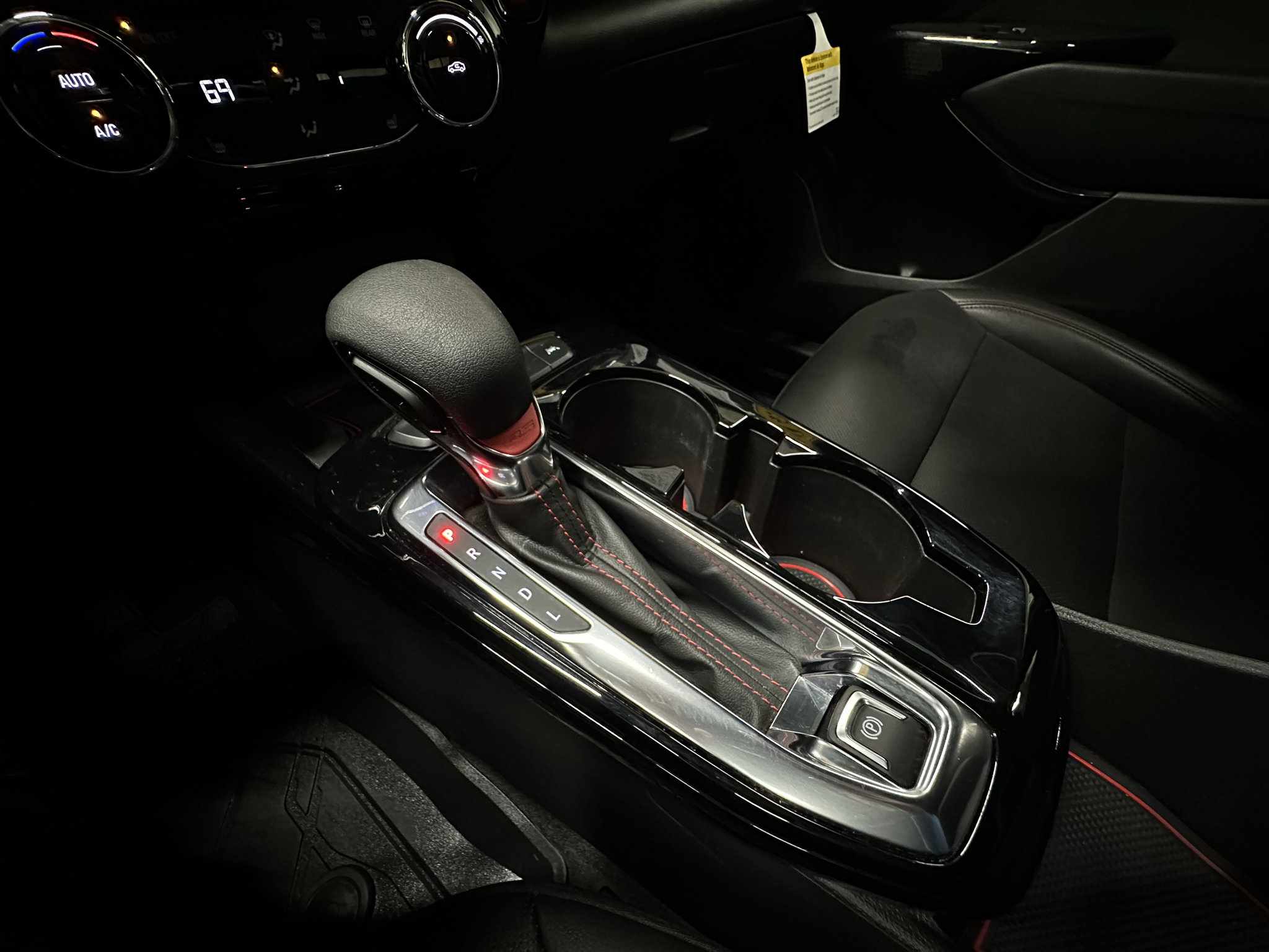 Used 2025 Chevrolet Trax RS w/ Sunroof Package FWD image 39
