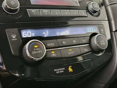Used 2017 Nissan Rogue SV FWD image 18