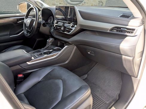 Used 2021 Toyota Highlander Limited FWD image 23