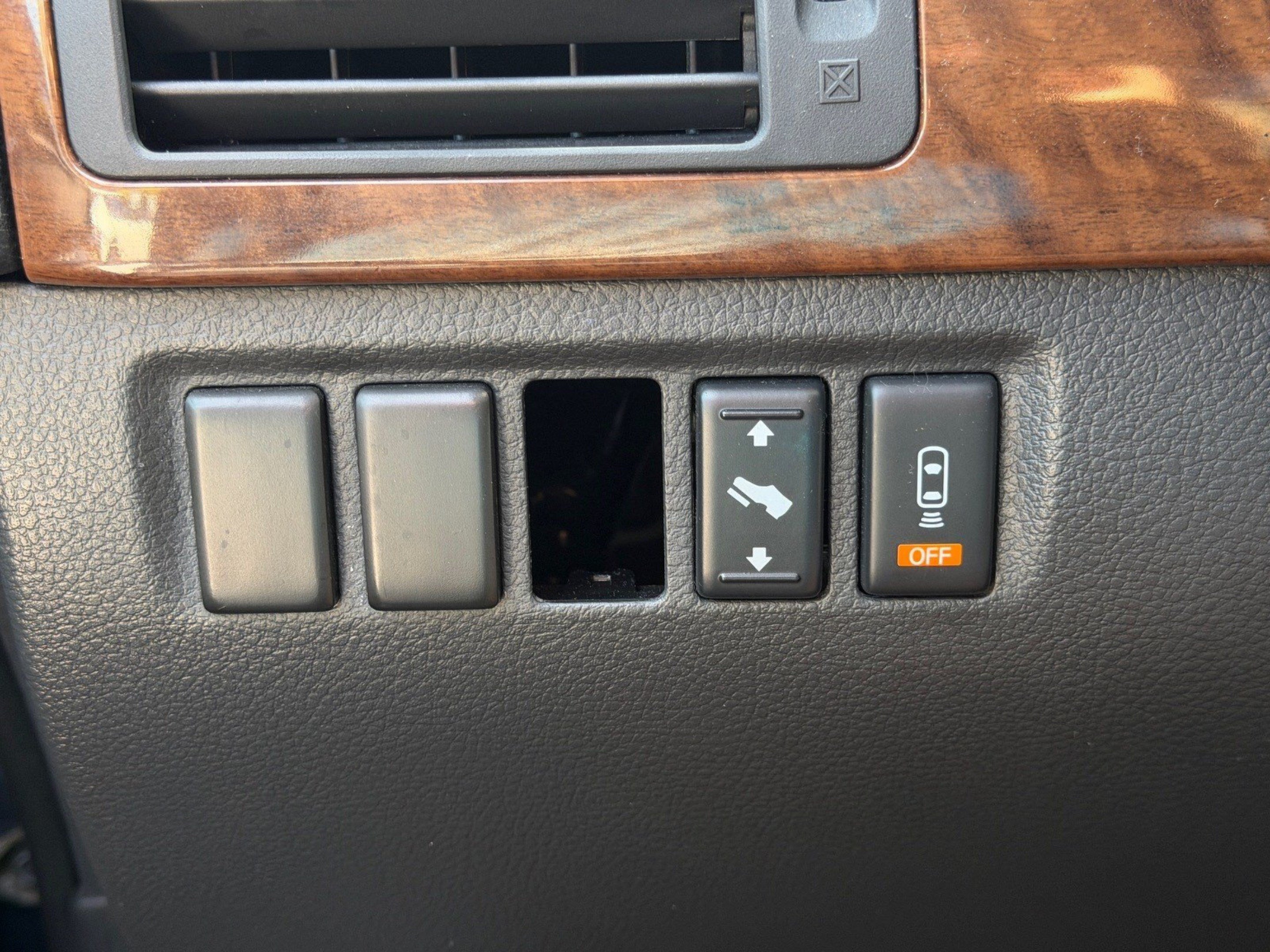 Used 2010 Nissan Armada Titanium w/ DVD Entertainment Pkg RWD image 14