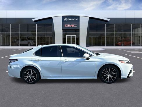 Used 2022 Toyota Camry SE image 6