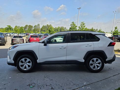 Used 2021 Toyota RAV4 LE FWD image 4