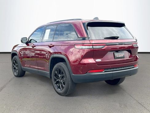 Used 2025 Jeep Grand Cherokee Altitude RWD image 5