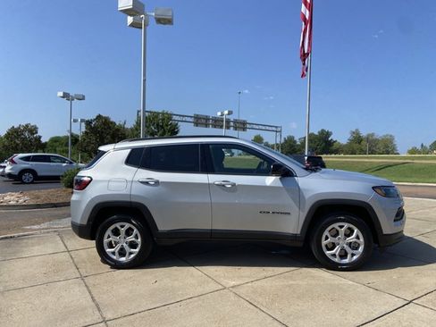 Used 2024 Jeep Compass Latitude AWD/4WD image 13