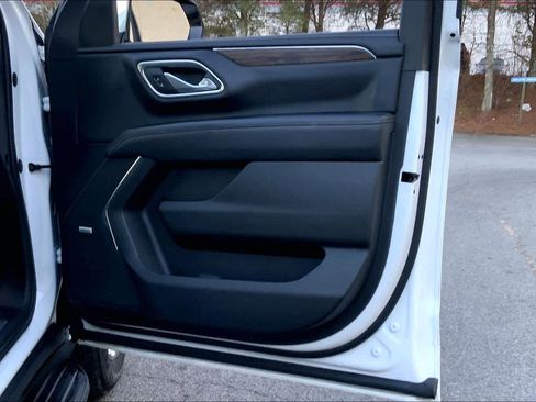 Used 2023 Chevrolet Suburban Premier image 22