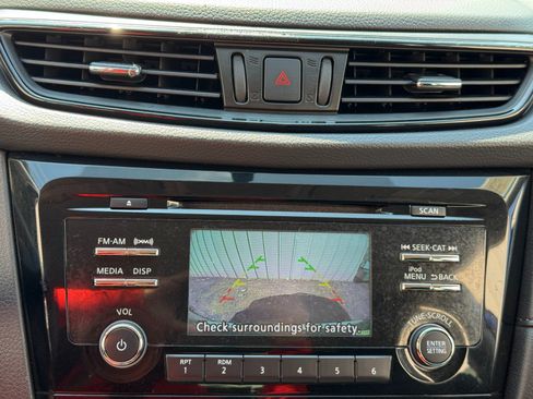 Used 2017 Nissan Rogue S AWD/4WD image 25