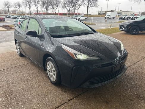 Used 2020 Toyota Prius LE image 3