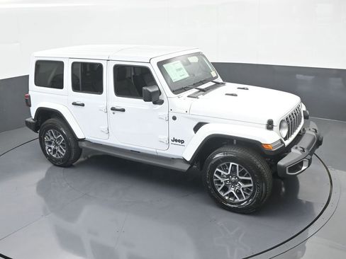Used 2025 Jeep Wrangler Sahara AWD/4WD image 51