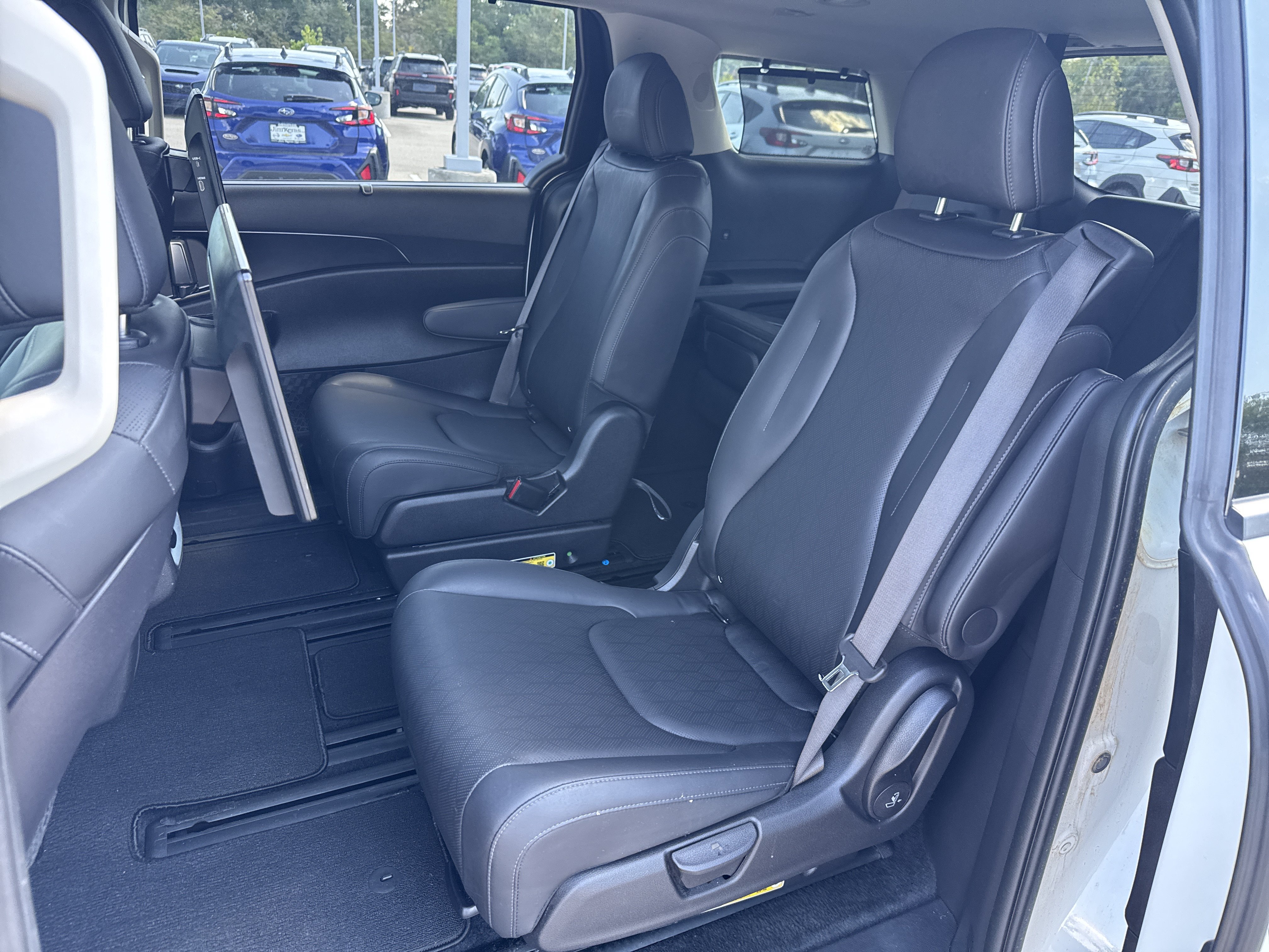 Used 2025 Kia Carnival SX FWD image 11