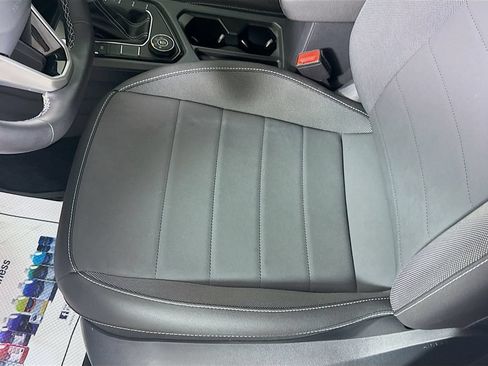 Used 2024 Volkswagen Taos SE w/ Panoramic Sunroof Package AWD/4WD image 18