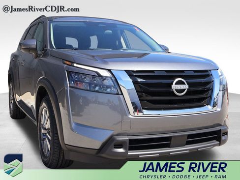 Used 2025 Nissan Pathfinder SV FWD image 6