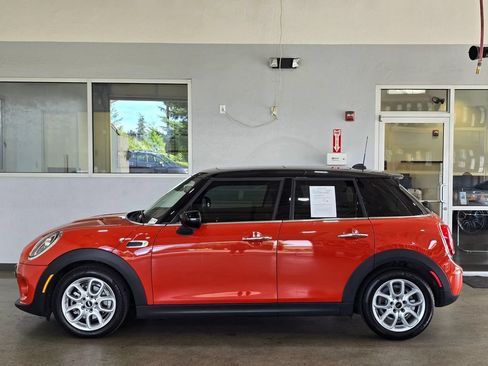 Used 2021 MINI Cooper 4-Door Hardtop w/ Storage Package FWD image 7