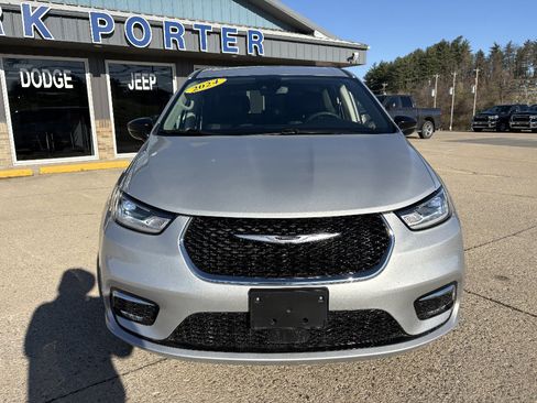 Used 2024 Chrysler Pacifica Touring-L image 8