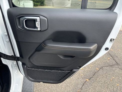 Used 2024 Jeep Wrangler Sahara image 28