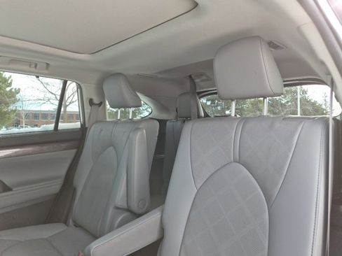 Used 2020 Toyota Highlander Platinum image 32
